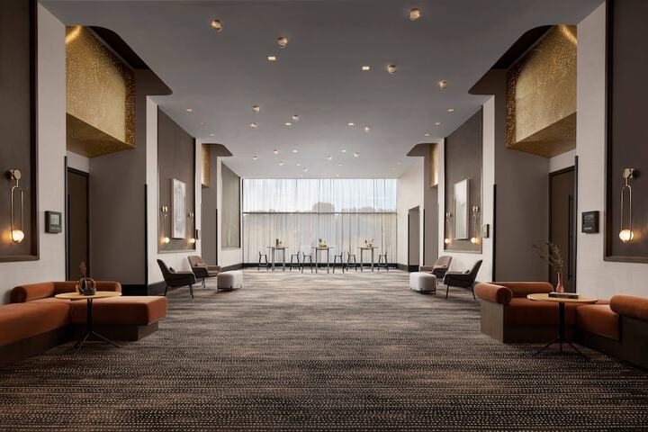 Renaissance Milwaukee West Hotel