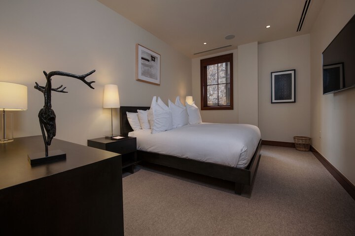 Room 104 of 158