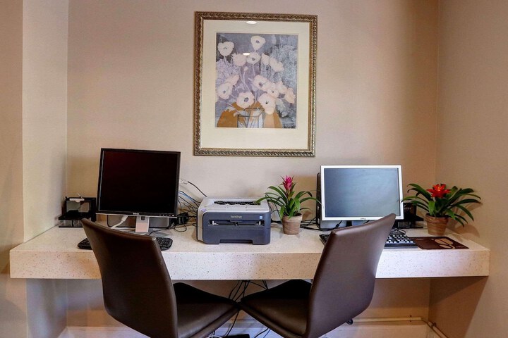 Business Center 36 of 37