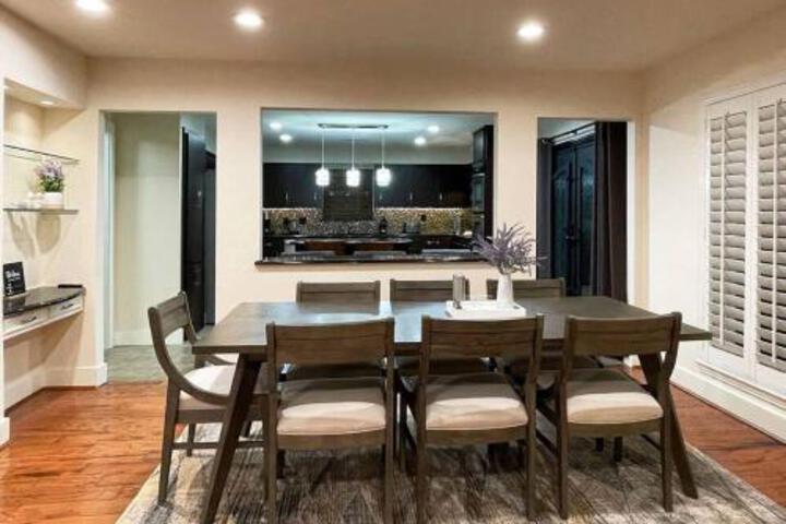 Cheerful 5 Bedroom Home with Heated Pool