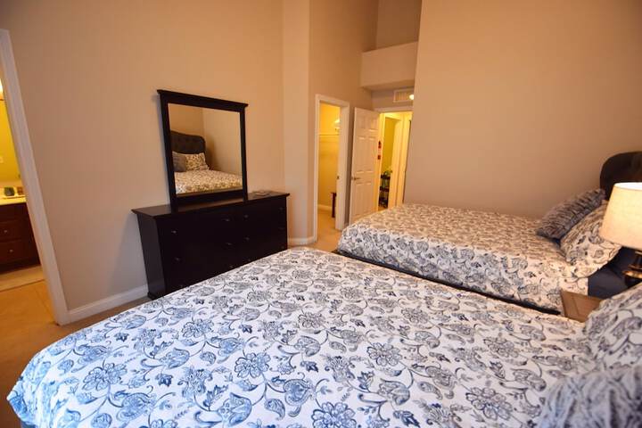 Walk to Notre Dame Spacious 3BR Townhome w Garage Family-friendly Amenities 123p