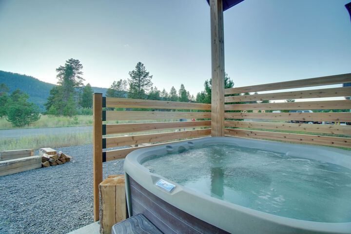 Modern Donnelly Cabin w / Private Hot Tub