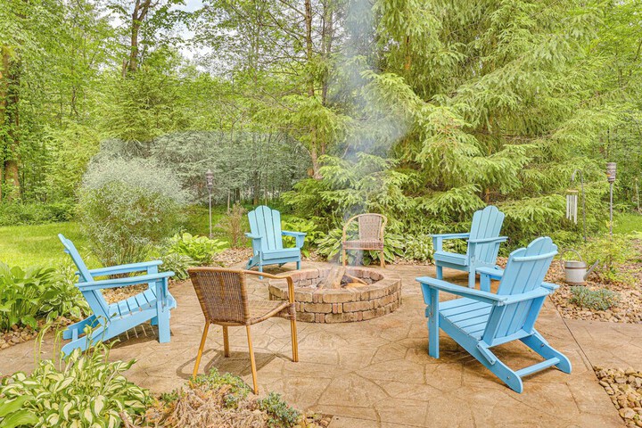 Family Home w / Hot Tub: 1/2 Mi to Lake Milton