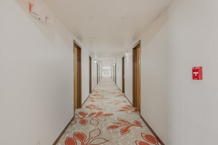 Ballroom/Hall 28 of 31