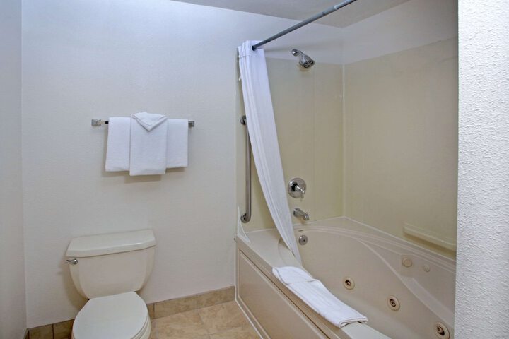 Clarion Inn Surfrider Resort