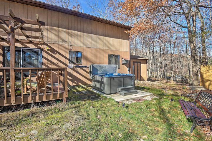 Poconos Vacation Rental w / Pool Access & Hot Tub!