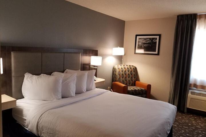 Country Inn & Suites by Radisson Auburn IN