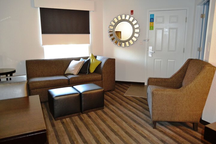 Room 10 of 14