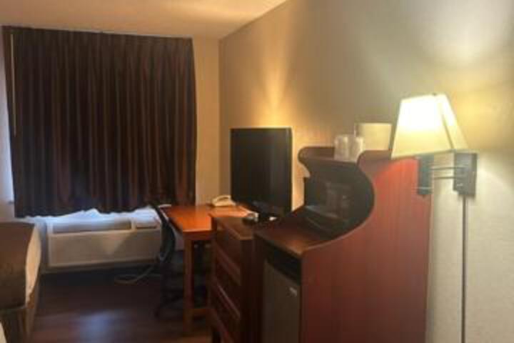 Baymont by Wyndham Battle Creek / I-94