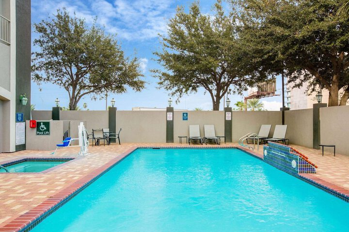 La Quinta Inn & Suites by Wyndham Mission at West McAllen