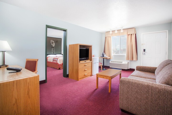 Super 8 by Wyndham Kindersley
