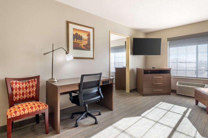 Country Inn & Suites by Radisson Watertown, SD