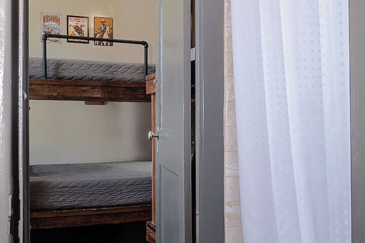 Room 122 of 166