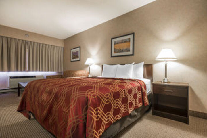 Econo Lodge Inn & Suites