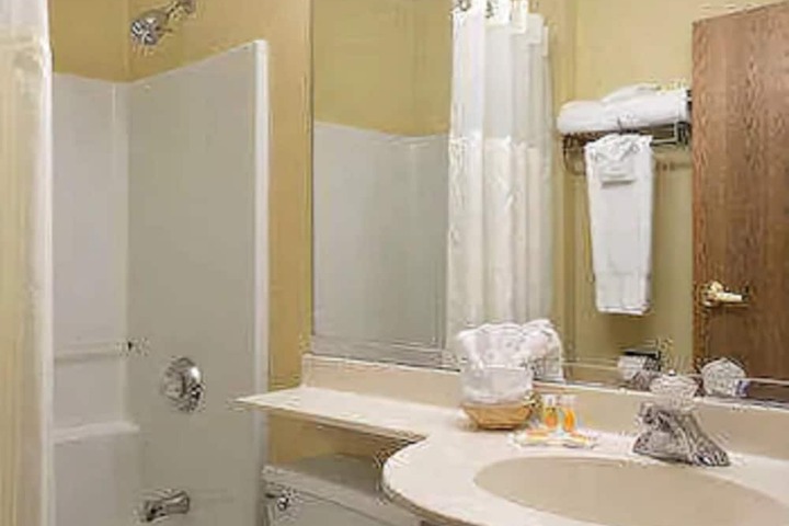 Days Inn & Suites by Wyndham Lafayette IN