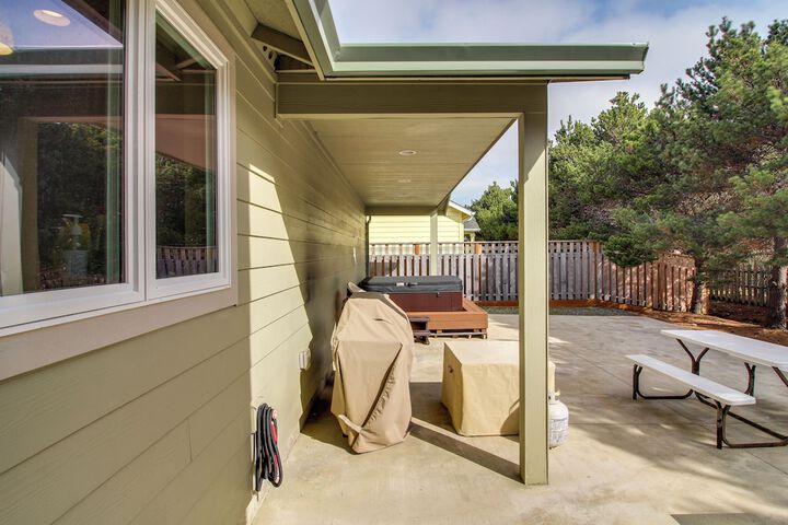 Spacious Bandon Getaway - 2 Blocks to Ocean!