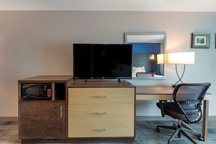 Room 13 of 36