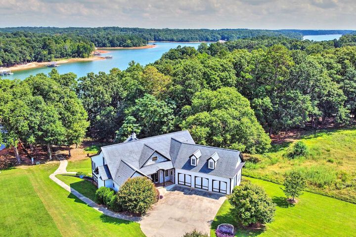 Upscale Family Home w / Dock on Lake Hartwell!