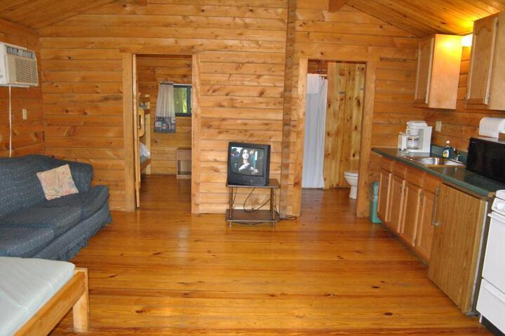 Robin Hill Camping Resort One-Bedroom Cottage 8