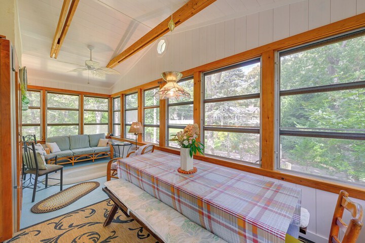 Walk to Beach: Long Island Wine Country Home!