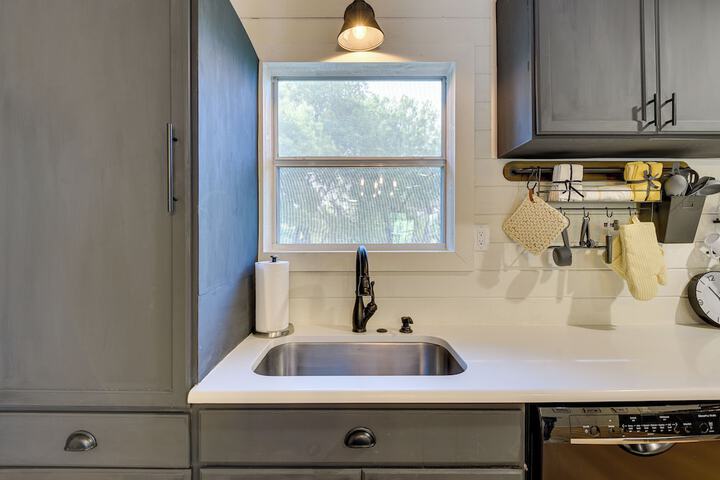 Dog-friendly Home w / Yard & Fire Pit in Midlothian