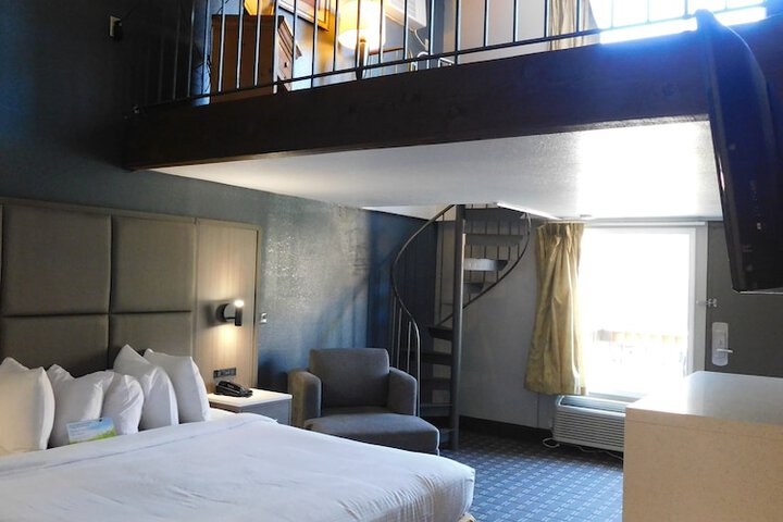 Room 25 of 102