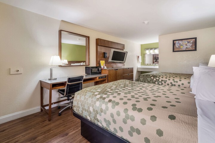 Room 28 of 35