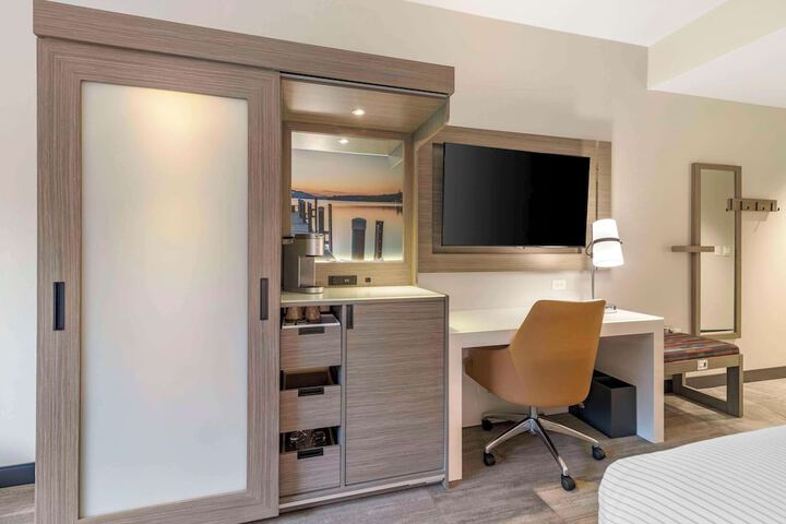 Room 42 of 101