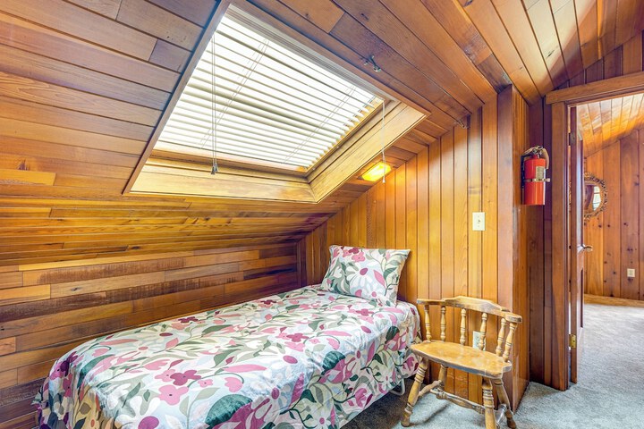 Waterfront Kingston Getaway: Beach Access On-site!