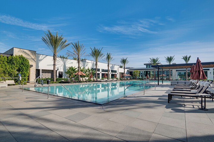 12 Mi to Dtla! Multi-level Charmer w / Pool Access