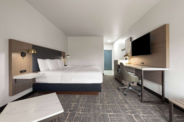 Room 16 of 38