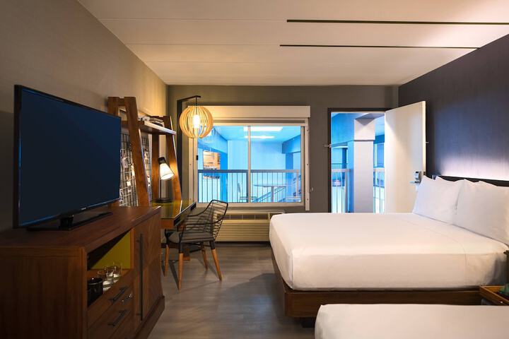 Room 52 of 103