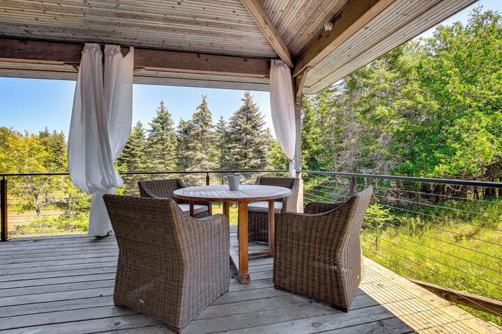 Serene Washington Island Getaway w / Private Beach!