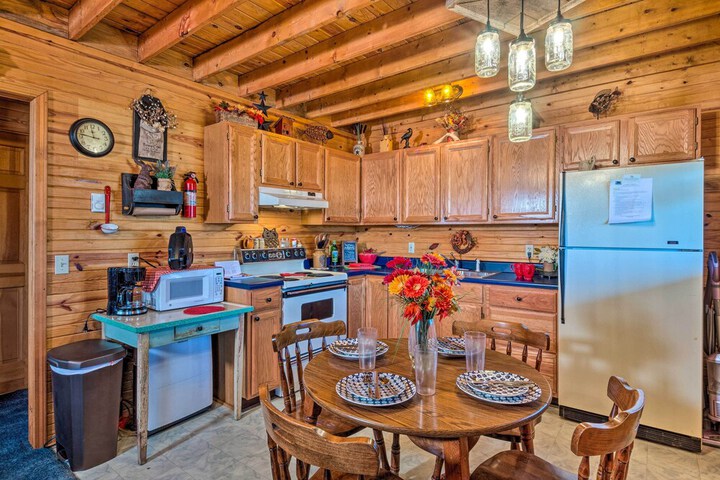 Quiet & Private Cabin 5 Mi to Dale Hollow Lake!