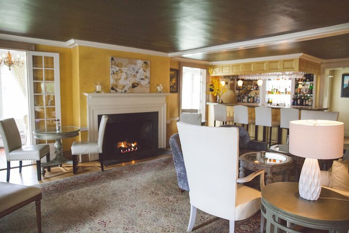 Lounge 63 of 74