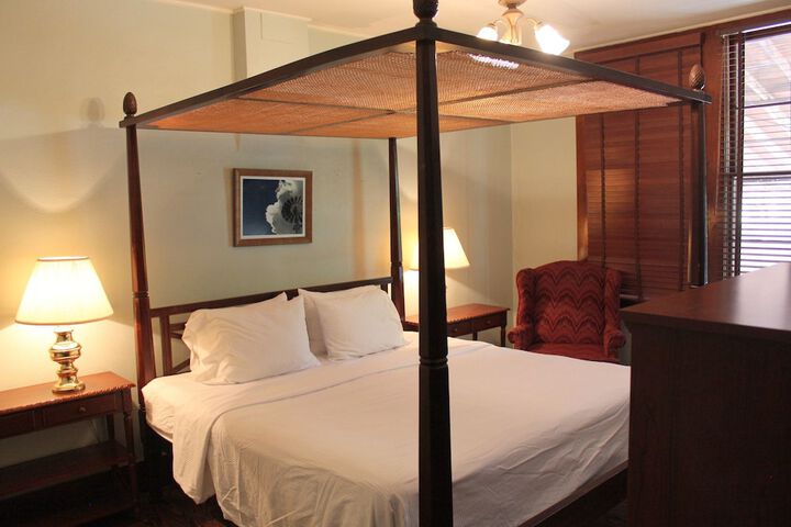 Room 33 of 80