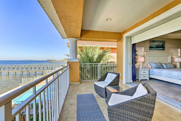 Apollo Beach House w / Private Pool + Hot Tub