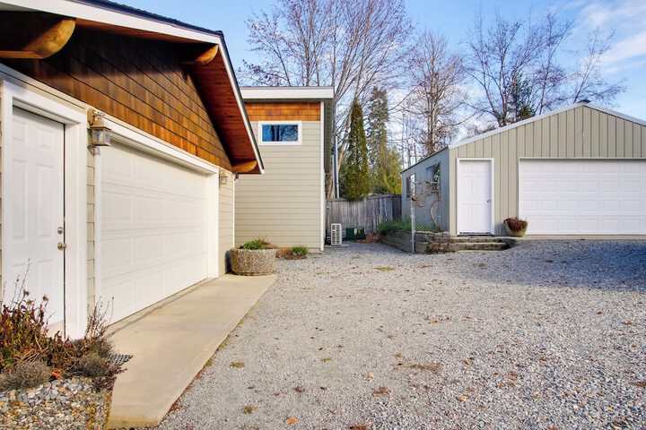 Charming Lakefront Cabin w / Deck & Fire Pit!