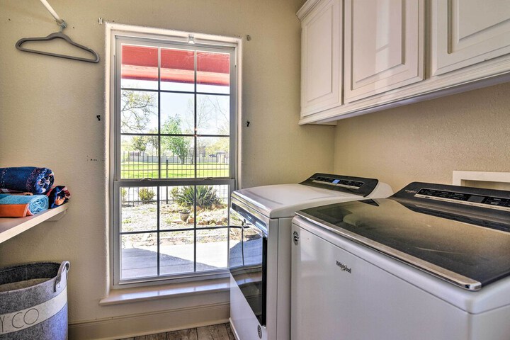 Waterfront Family Home w / Patio in Hitchcock
