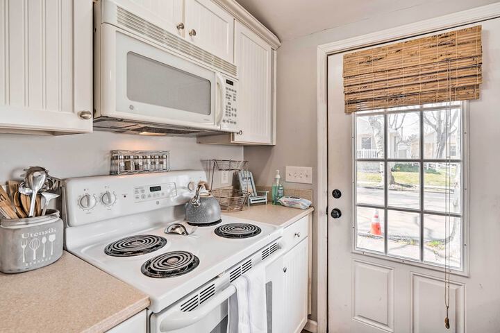 Bright Belmar Cottage Half Mi to Boardwalk!