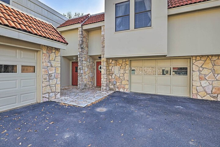 Modern Townhome w / Patio Next Door to Resort