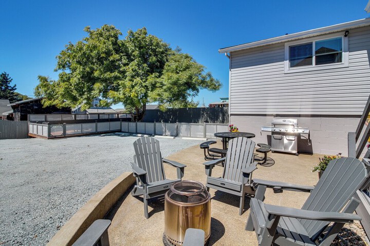 North Bend Home w / Cornhole Court & Putting Green