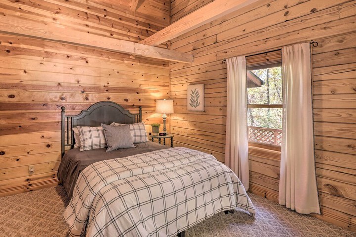 serenity Woods Cabin w / Hot Tub & Fire Pit