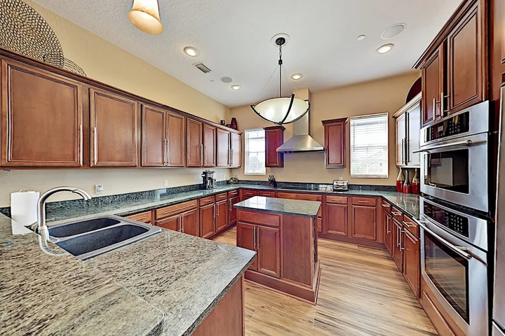 Immaculate Canal W / Pool Dock & Game Lounge 4 Bedroom Home