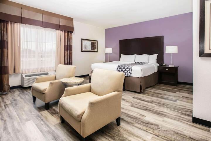La Quinta Inn & Suites by Wyndham DFW Airport West - Euless
