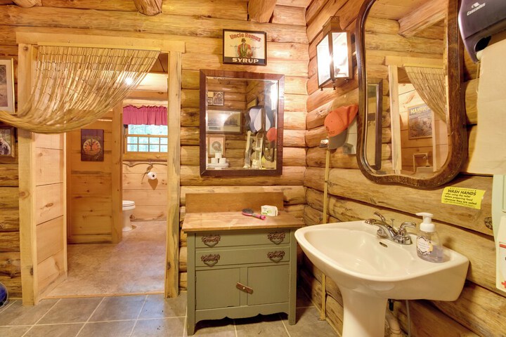 Handcrafted Log Cabin in Candor: Group Getaway!