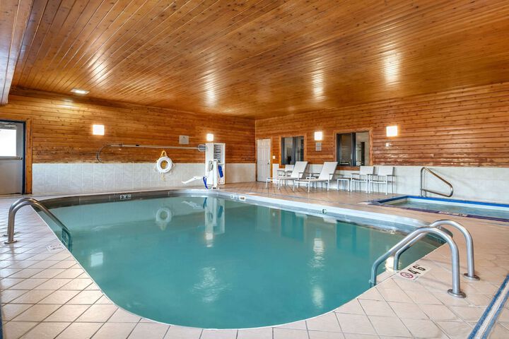 Country Inn & Suites by Radisson Watertown, SD