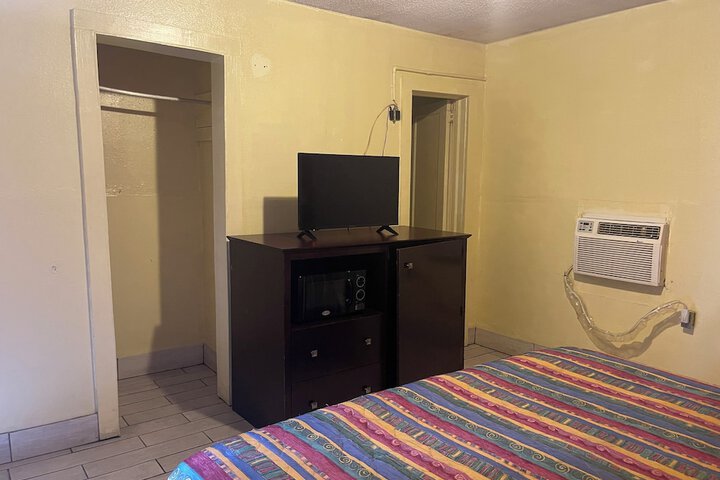 Plaza Motel