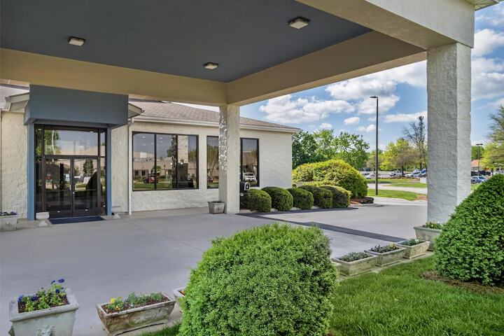 Best Western Inn & Suites - Monroe