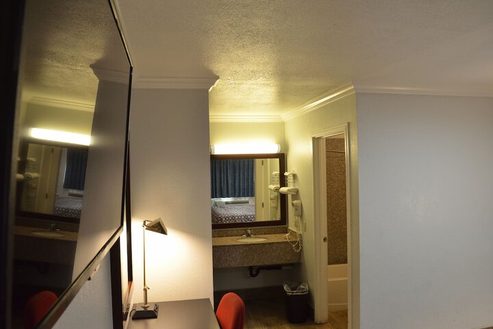 Room 17 of 46